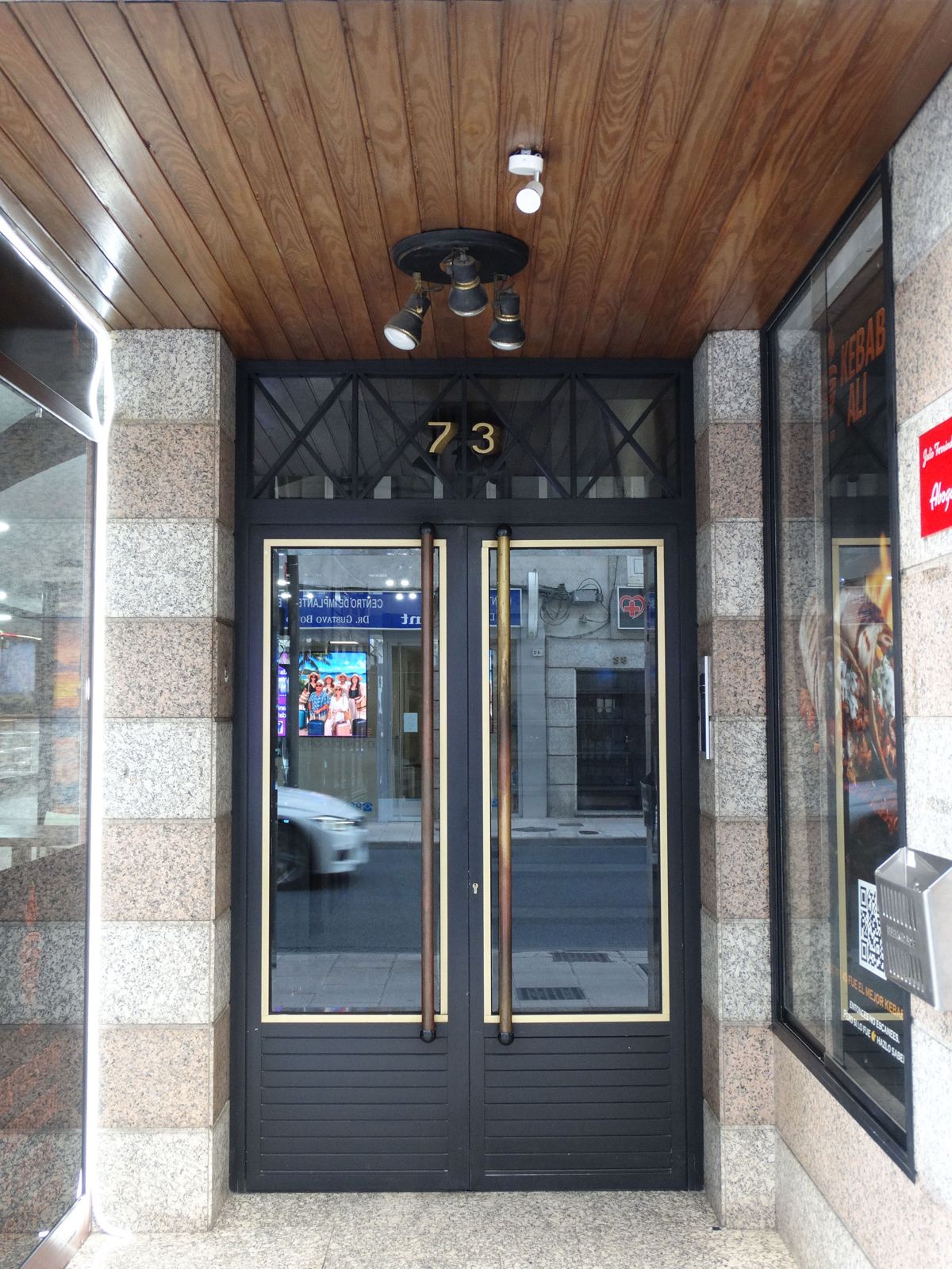 Portal de entrada al despacho, número 73